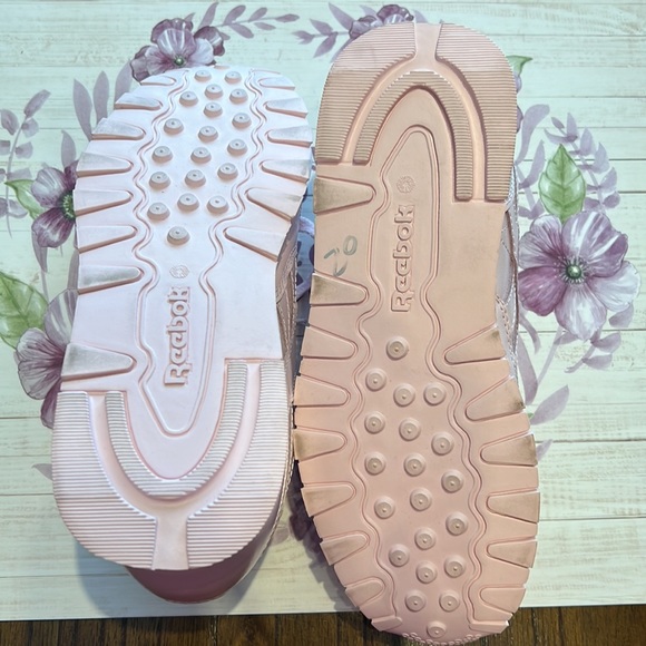 Reebok tennis shoes classic. - Picture 7 of 8